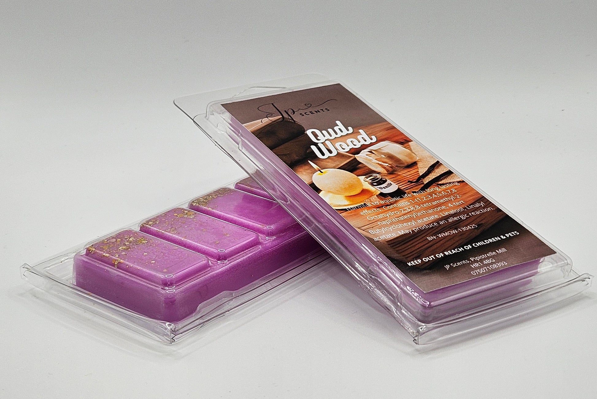 Oud Wood Wax Melt with a rich, spicy aroma—notes of cardamom, sandalwood, cedar, patchouli, and amber. Luxurious home fragrance for an inviting atmosphere.