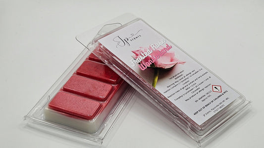 50g Frosted Rose Wonderland Wax Melt with an enchanting winter fragrance, inspired by popular hinch-style fabric conditioners, featuring notes of apple, peach, roses, frosted raspberries, and vanilla.