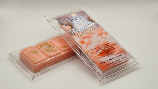 50g Snap Bar Luscious Bouquet Wax Melt showcasing vibrant peach, raspberry, and apple fruits complemented by delicate floral notes of violet, jasmine, freesia, and rose. A luxurious sweet base of vanilla, sandalwood, coconut, and musk completes this elegantly layered wax melt fragrance.